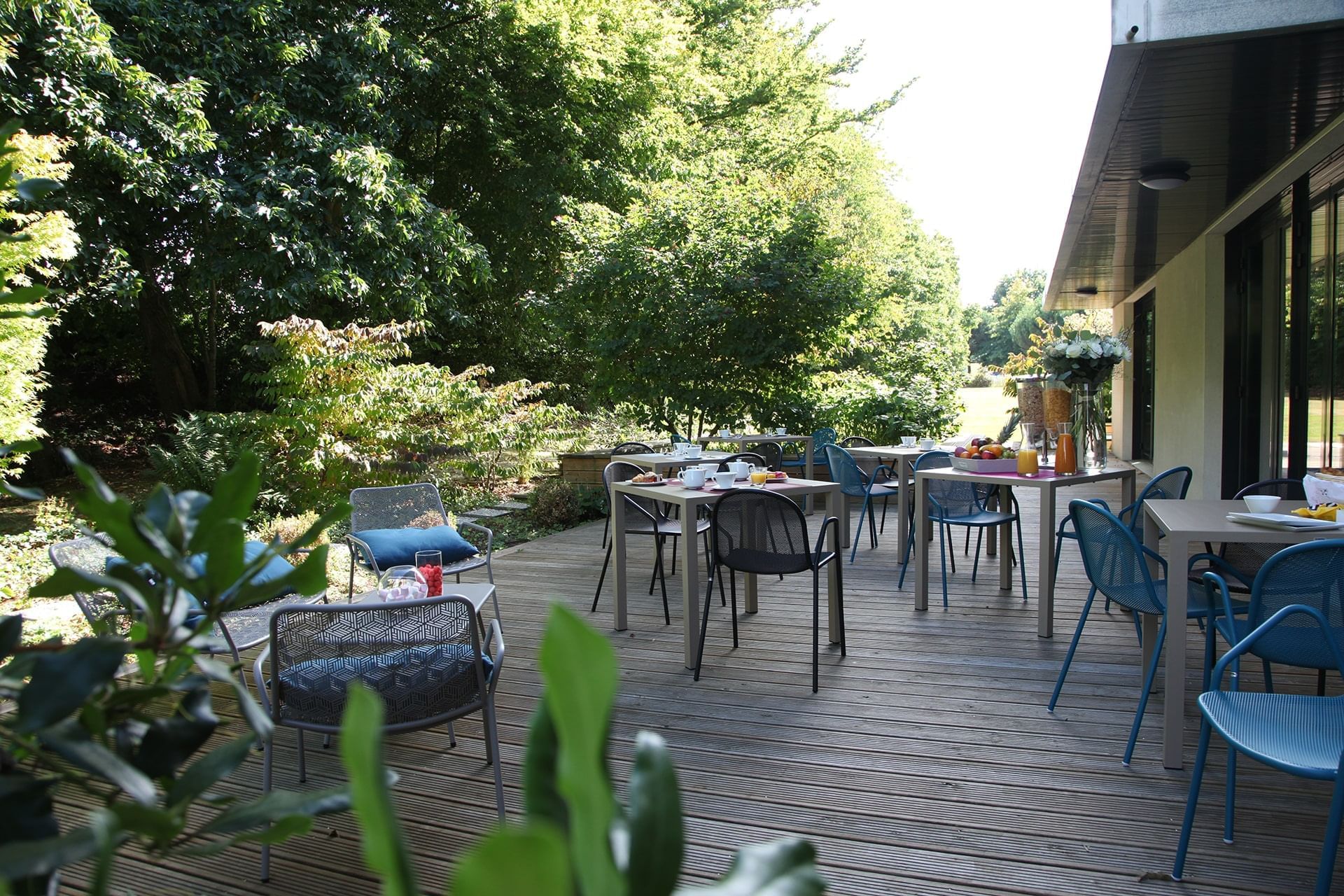 Coin repas extérieur à l'Escale Oceania Rennes