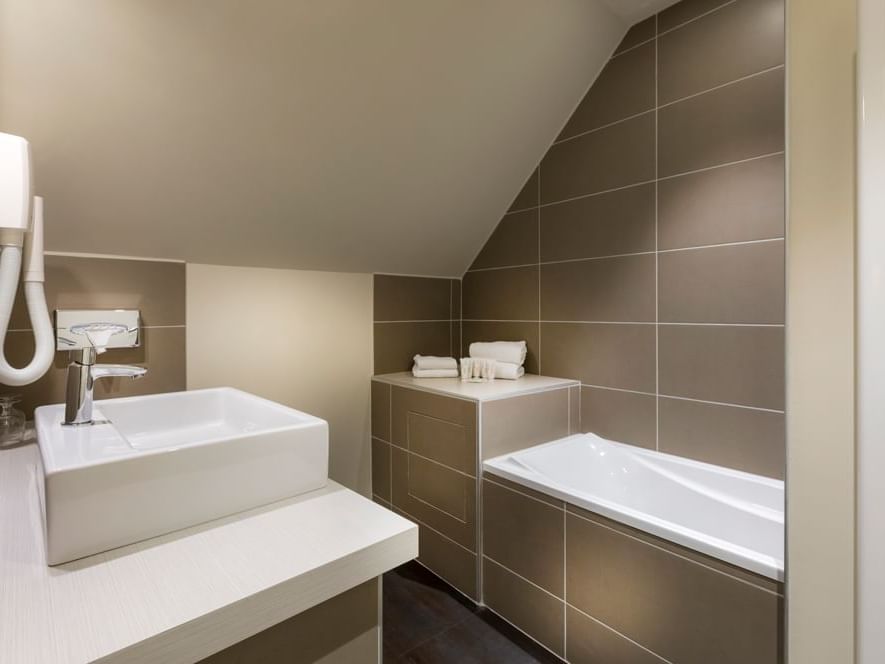 Bathroom vanity in bedrooms at Demeure des Remparts