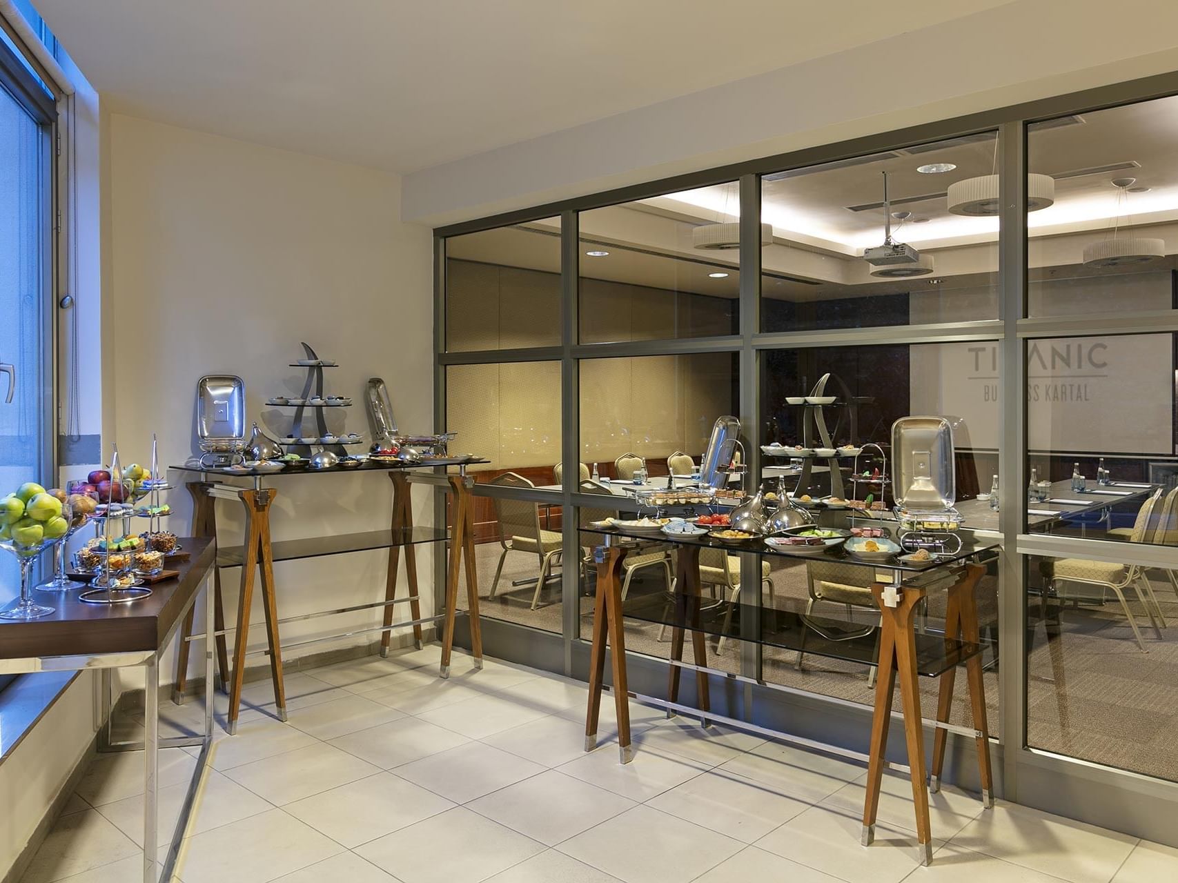   Titanic Business Kartal’daki Majorca toplantı salonunda, lezzetli atıştırmalıklar sizi bekliyor.ı