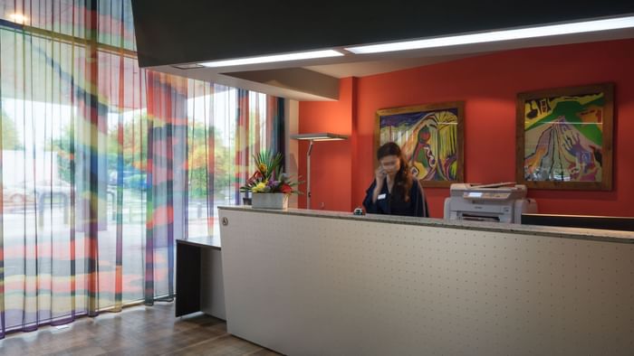 A receptionist at the reception desk in Hotel Codalysa