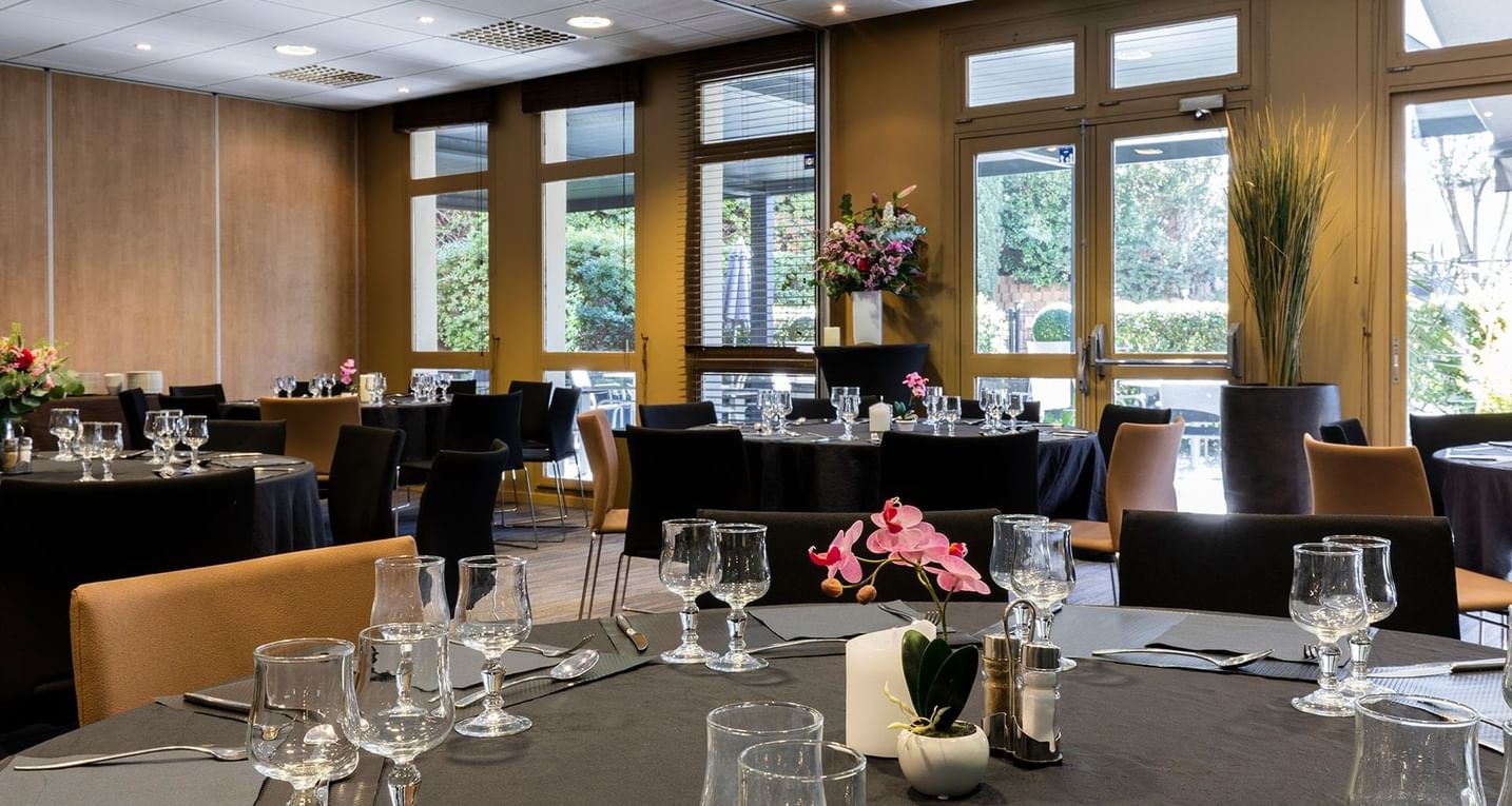 Banquet set-up in a venue at Escale Oceania Aix-en-Provence