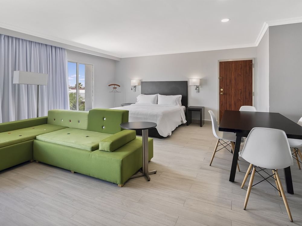 Junior Suite espaciosa, 1 King en Fiesta Inn Express Nuevo Laredo con cama queen, sofá y mesa de comedor moderna