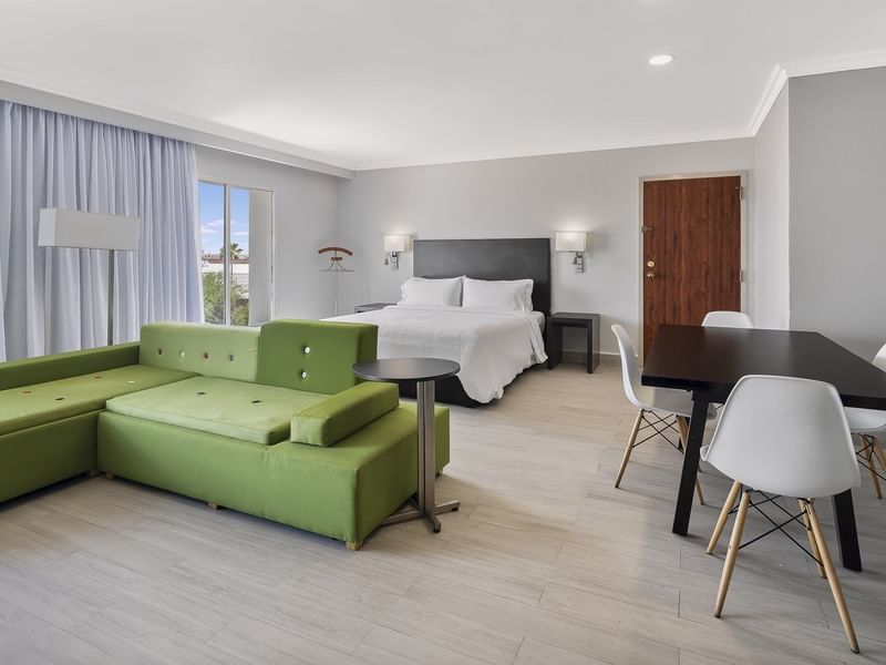 Junior Suite espaciosa, 1 King en Fiesta Inn Express Nuevo Laredo con cama queen, sofá y mesa de comedor moderna