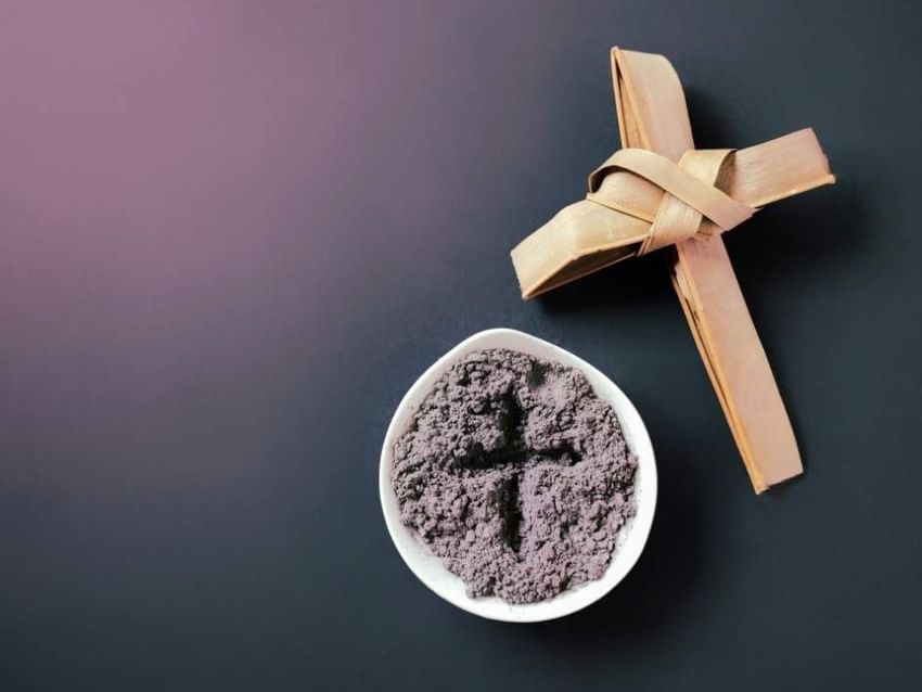 Cruz de palma y cuenco con cenizas para Miércoles de Ceniza, tradición cultural cerca de Real Inn