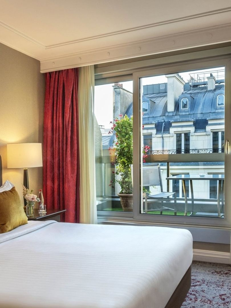 Chambre Deluxe avec terrasse à l'hôtel Warwick Champs-Élysées Paris, à Paris.