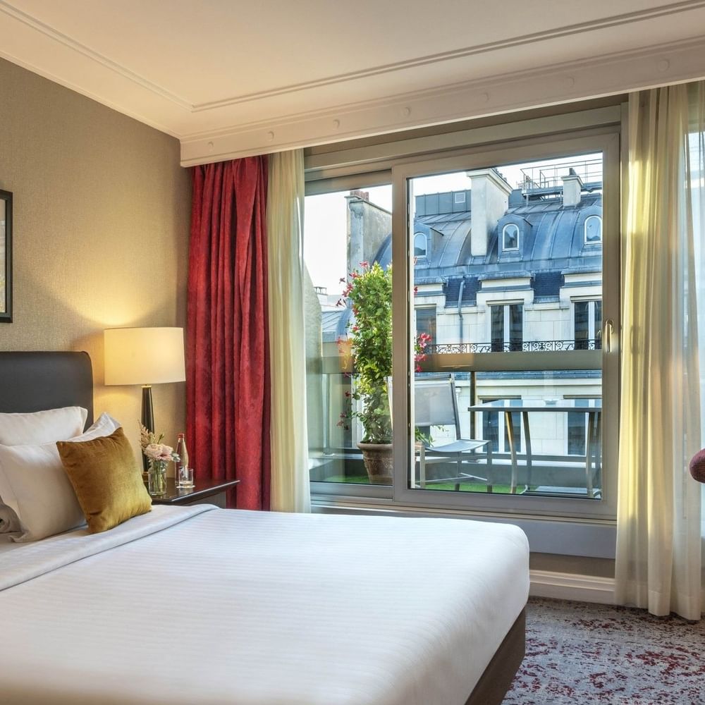 Chambre Deluxe avec terrasse à l'hôtel Warwick Champs-Élysées Paris, à Paris.