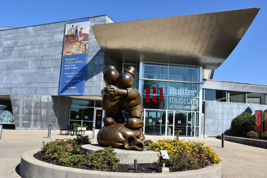 Exterior with the entrance of Hunter Museum near Hotel Bo