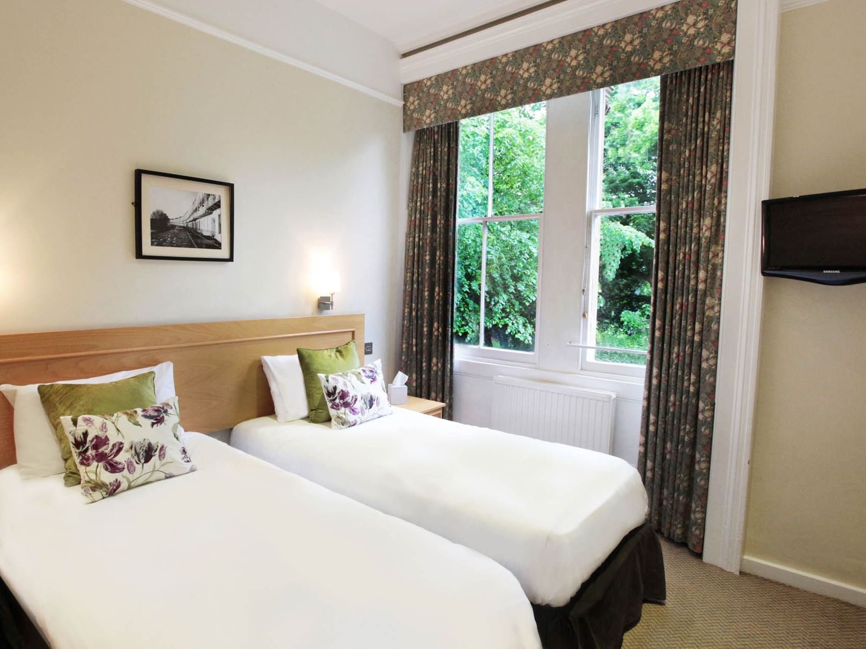 Standard Twin Room at Victoria Square Hotel in Bristol