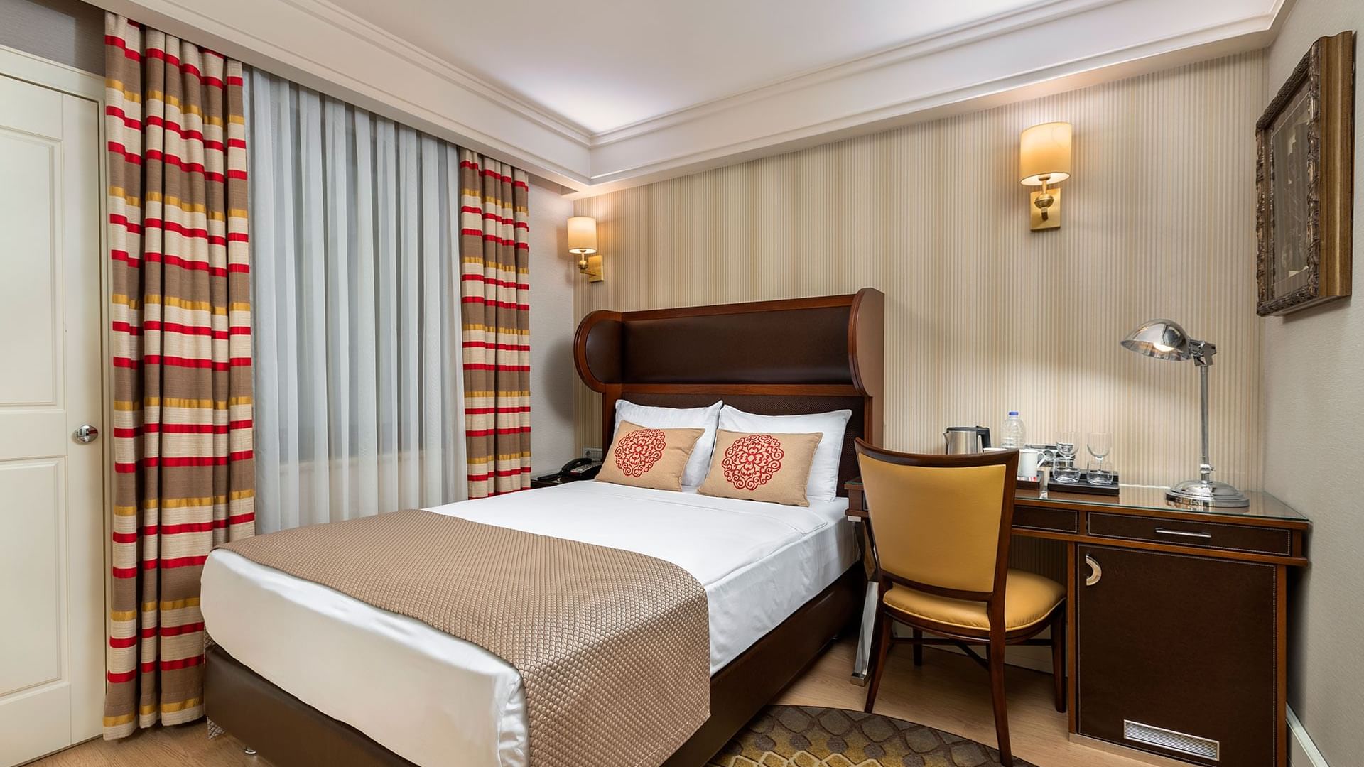 Titanic Comfort Şişli’deki Ekonomi Oda, rahat yatak ve çalışma masasıyla donatılmıştır.