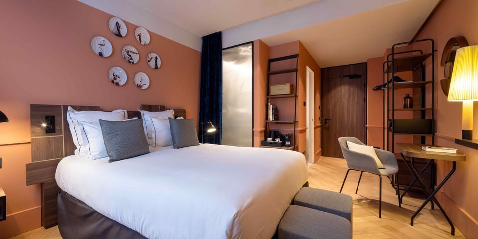 Camera di design con letto matrimoniale presso Urban Hive Milano.
