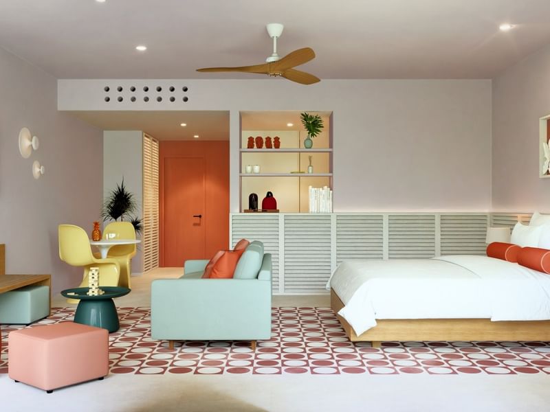 Junior Suite Pool View en Fiesta Americana Funeeq Punta Cana con literas y sofá sobre piso decorado