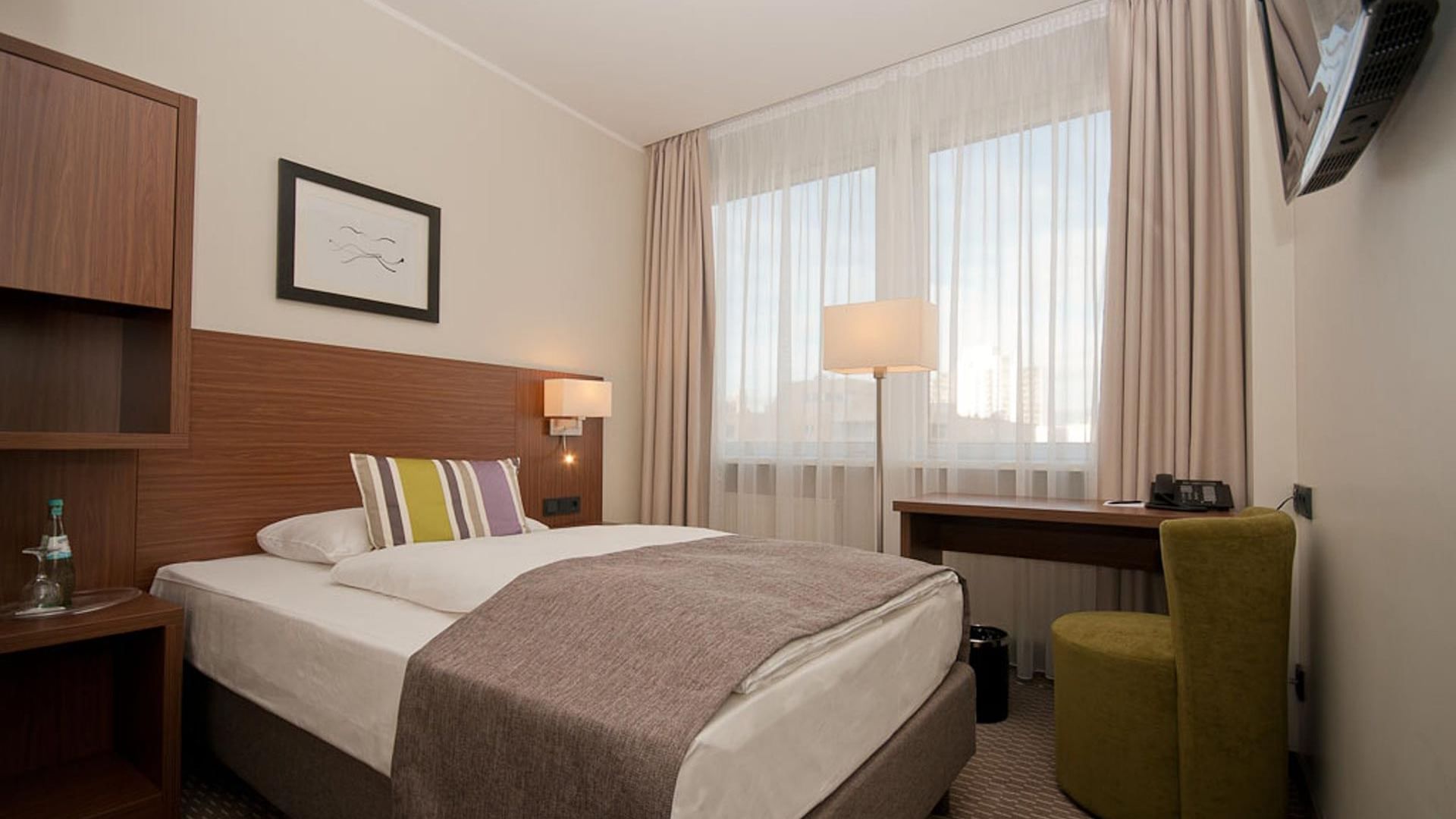 Standard Queen Room at Hotel Sylter Hof Berlin – Compact Design with Modern Comfort