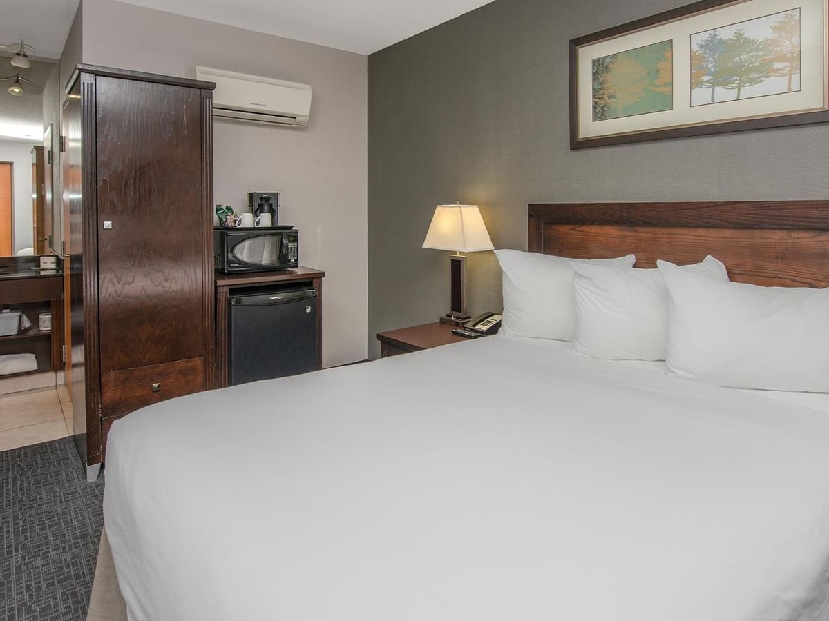 Comfortably furnished Coast Limited Queen room with amenities.