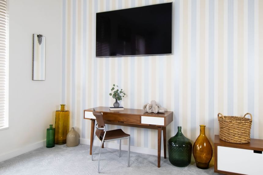 TV, striped wallpaper & work desk in King Premiere Palm at Retro Suites Hotel