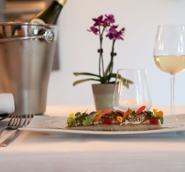 verre de vin avec un plat du restaurant de l'hôtel Clos St Elois