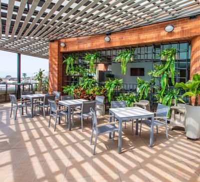 Wet Zone dining area with a table set in Dann Carlton Cali, offering a unique experience at a Cali Colombian restaurant