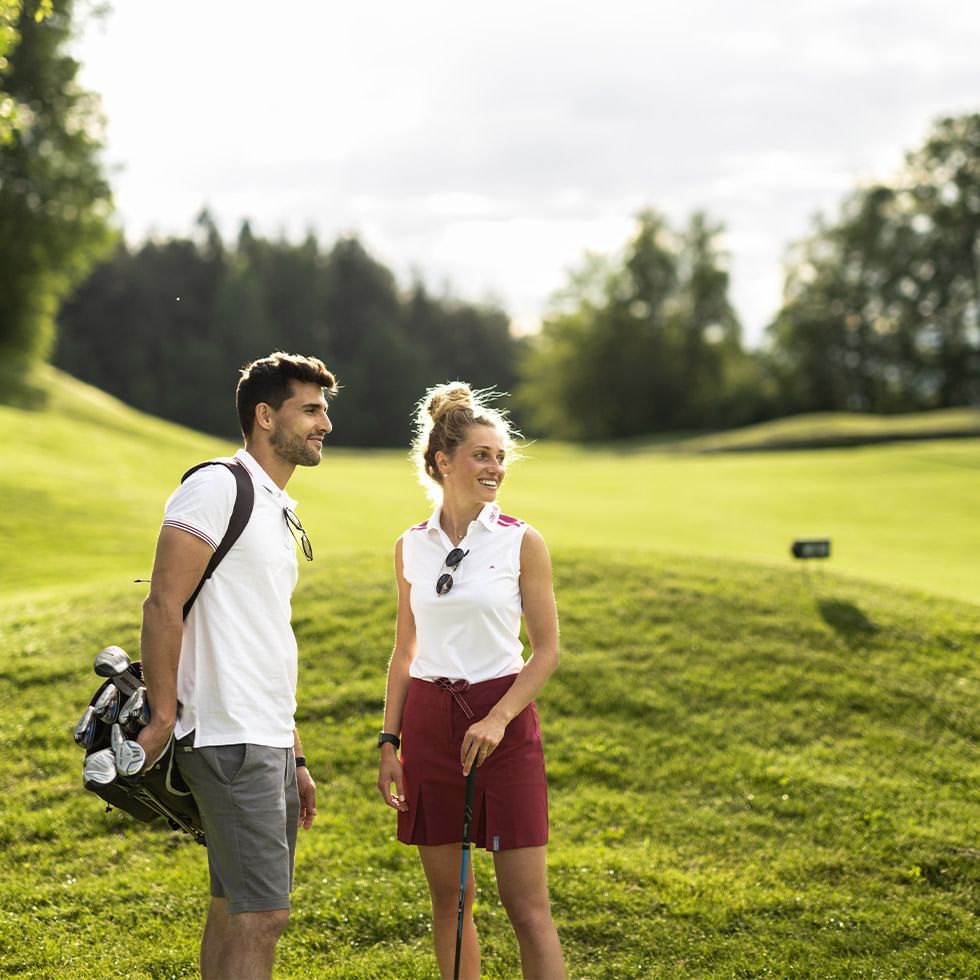 Couple with golf bag at a golf course near Falkensteiner Balance Resort Stegersbach