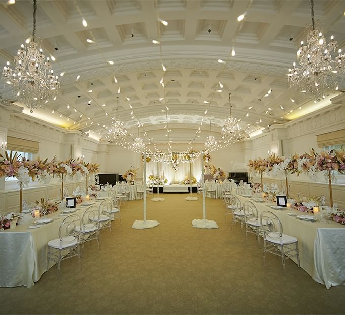 Table set-up arranged with flower décor for a wedding at The Fullerton Hotel Singapore