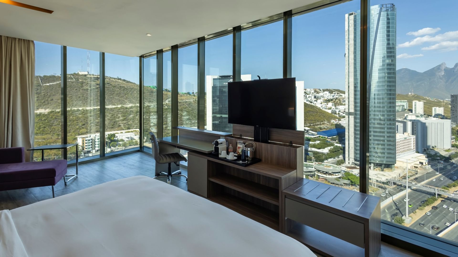 Junior Suite Vista Panorámica King con ventanales de piso a techo y vistas a la ciudad en Camino Real Fashion Drive Monterrey