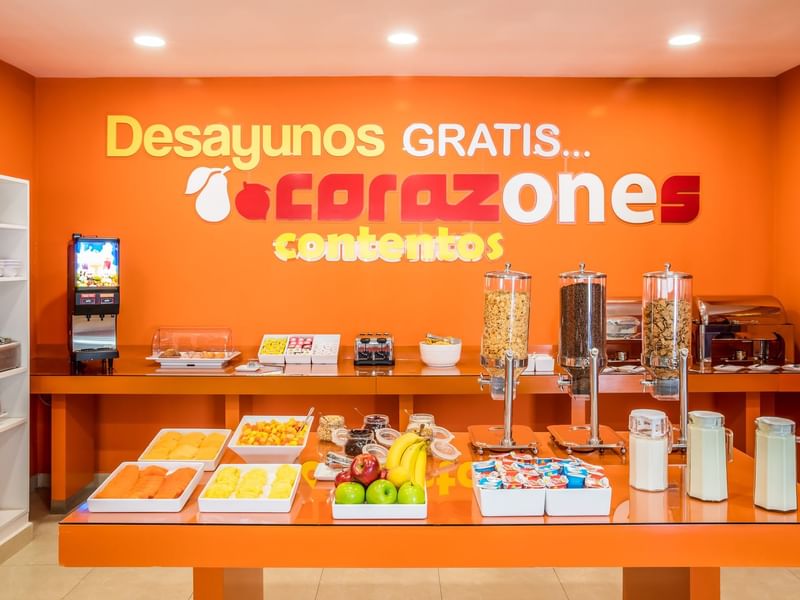 Primer plano de un buffet en una sala de desayunos en One Hotels