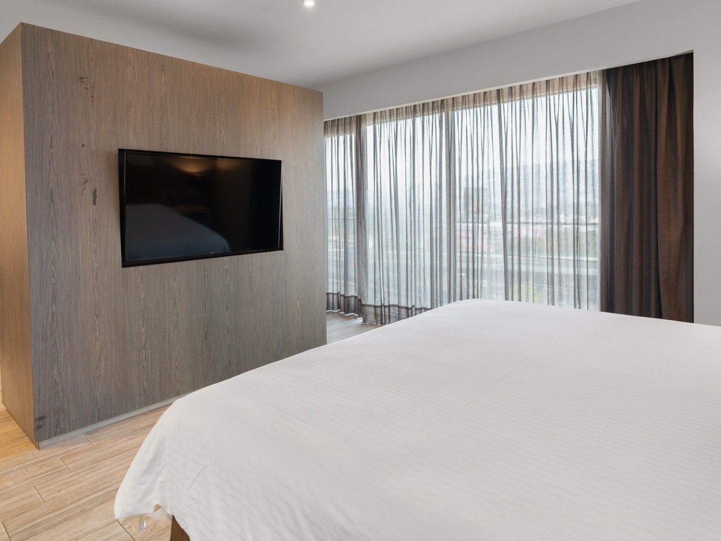 Suite Ejecutiva King con cama grande, televisor y vistas en Real Inn Perinorte Tlalnepantla.