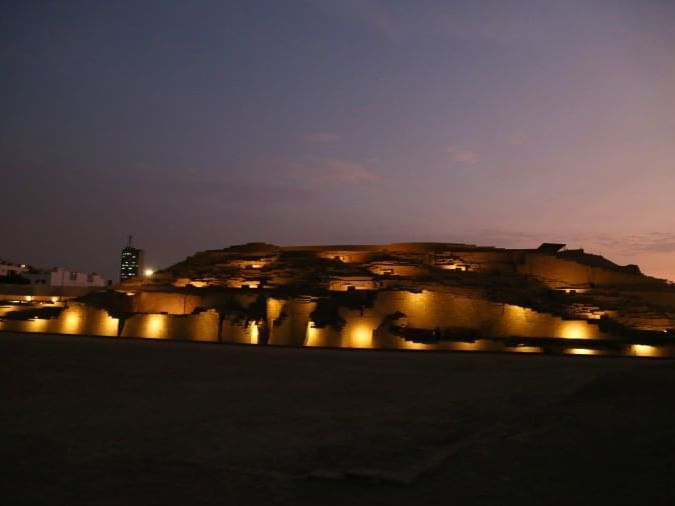 Vista exterior de las piramides Huaca Pucllana cerca de Delfines Hotel