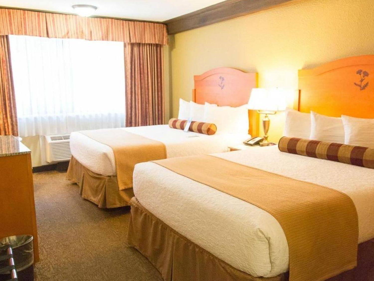 Comfy queen beds in Queen Queen Room at Abercorn Inn