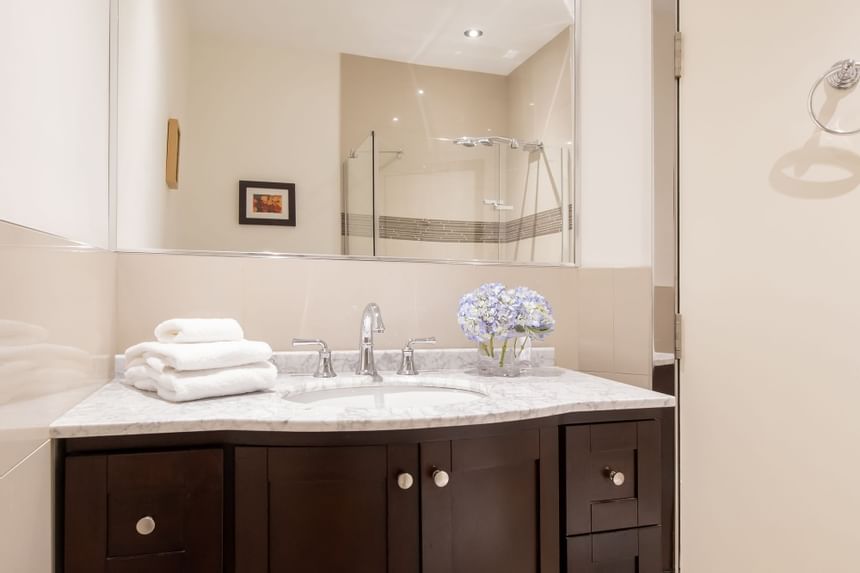 bathroom sink with mirror and folded towels