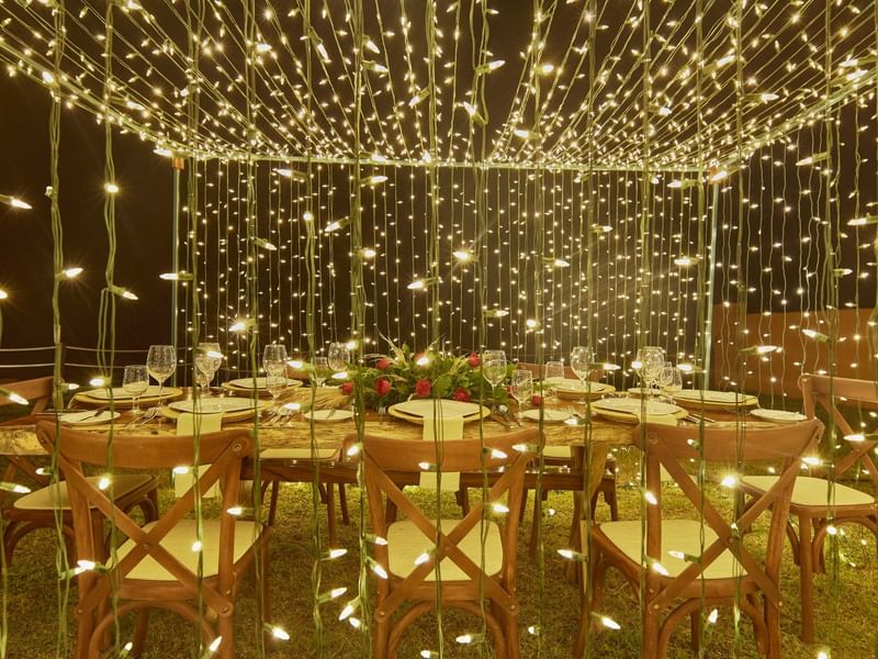 Mesa de comedor al aire libre con luces en Grand Fiesta Americana