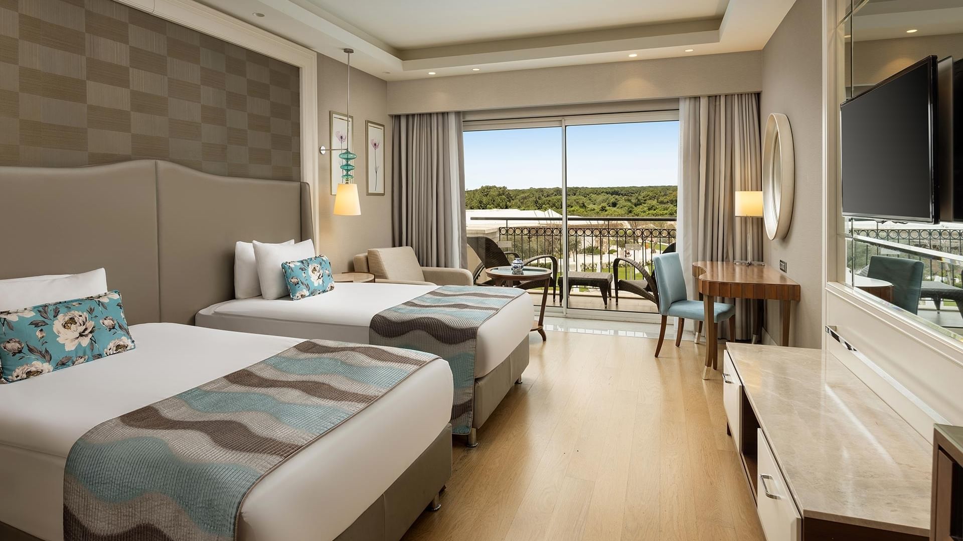 Семейный люкс с видом на сад в отеле Titanic Deluxe Golf Belek в Анталии.