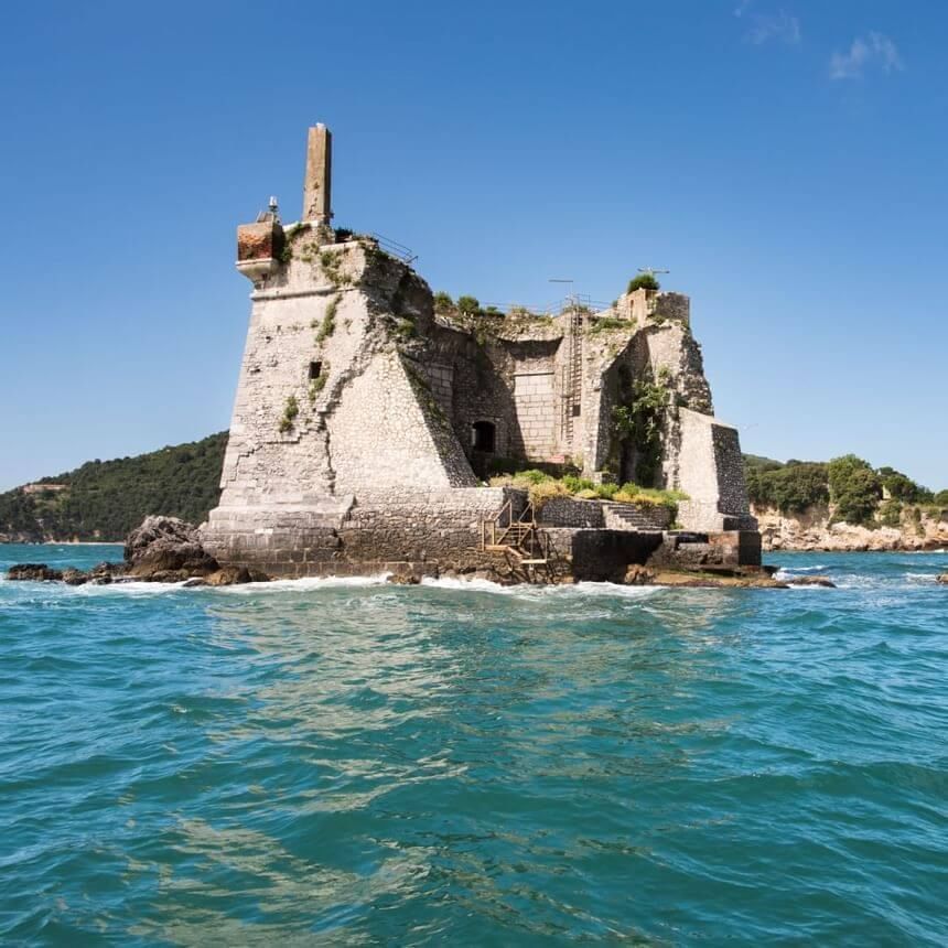 antica torre nel mare di portovenere
