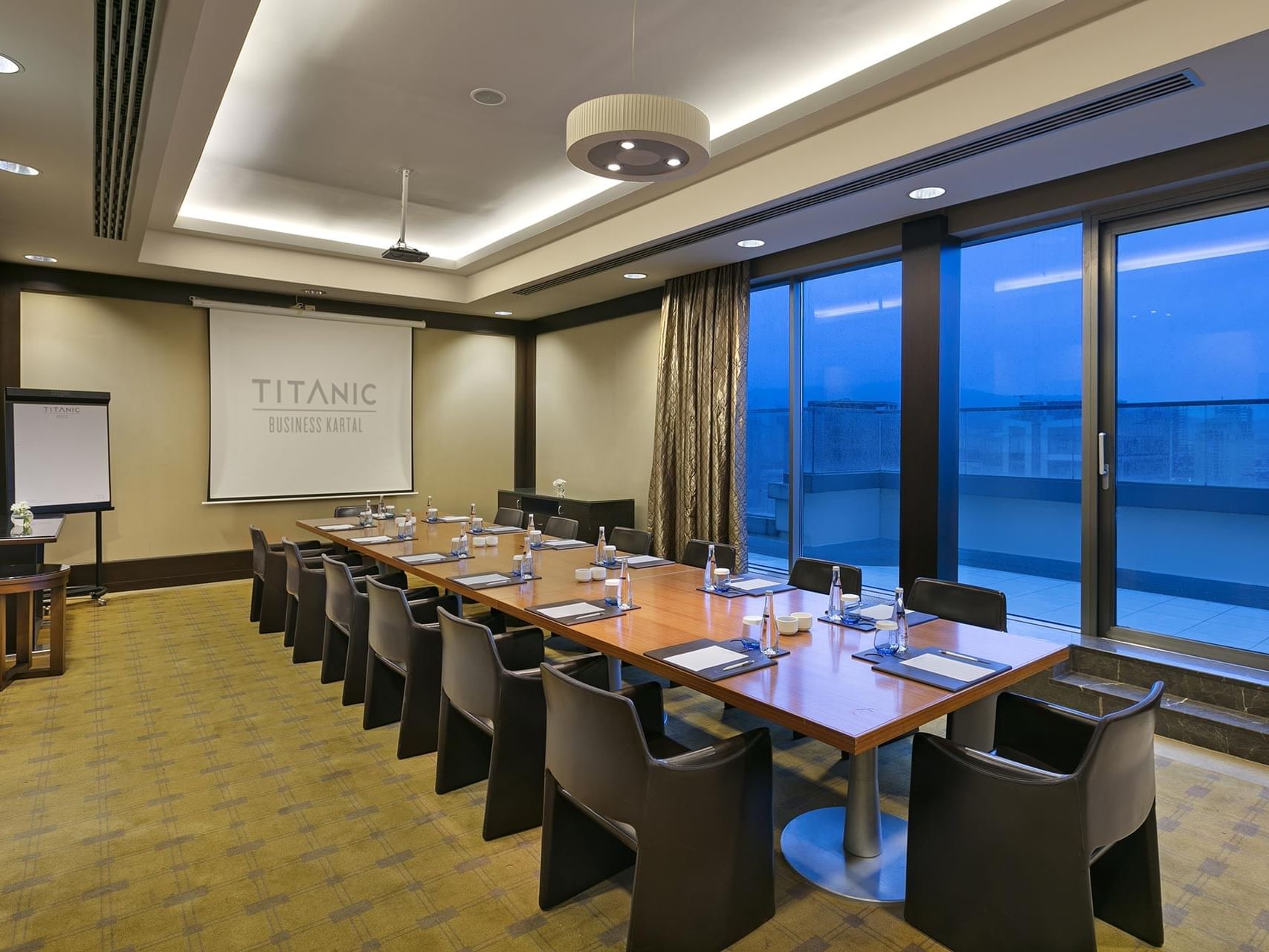    Titanic Business Kartal’da yönetim kurulu için hazırlanmış   teknoloji ile buluşan Compass toplantı salonu.