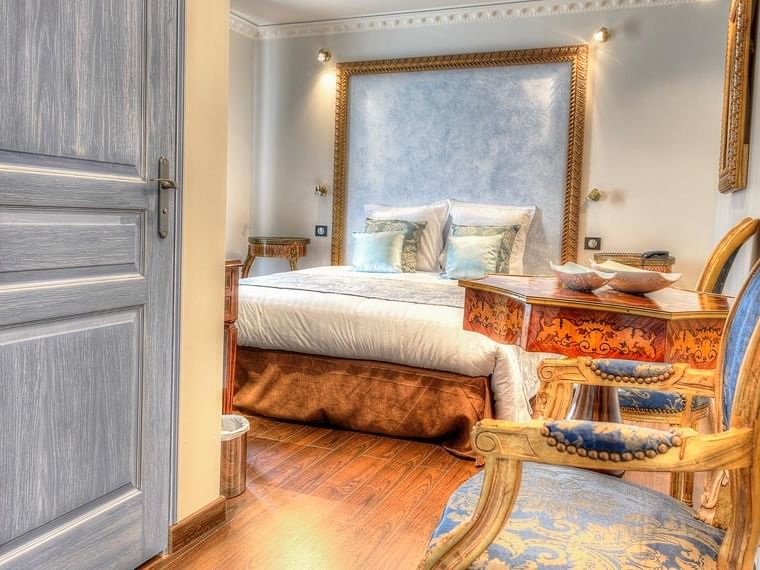 Chambre Excellence élégante avec lit, bureau et fauteuils à Hôtel Villa Aultia à Ault.