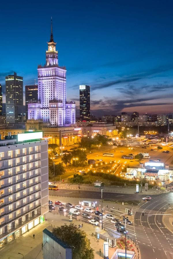 Hotel Metropol – fasada nocą