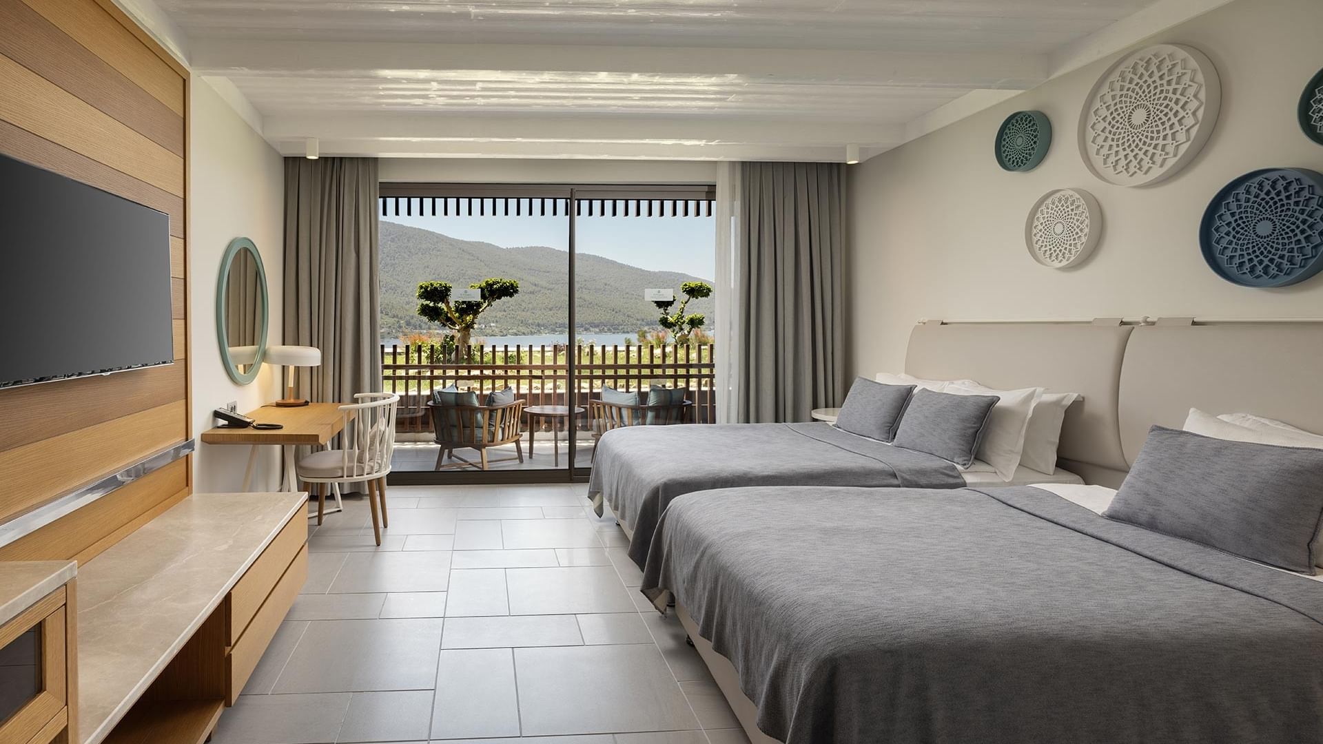 Стандартный номер с частичным видом на море, двумя кроватями и балконом в отеле Titanic Luxury Collection Bodrum.