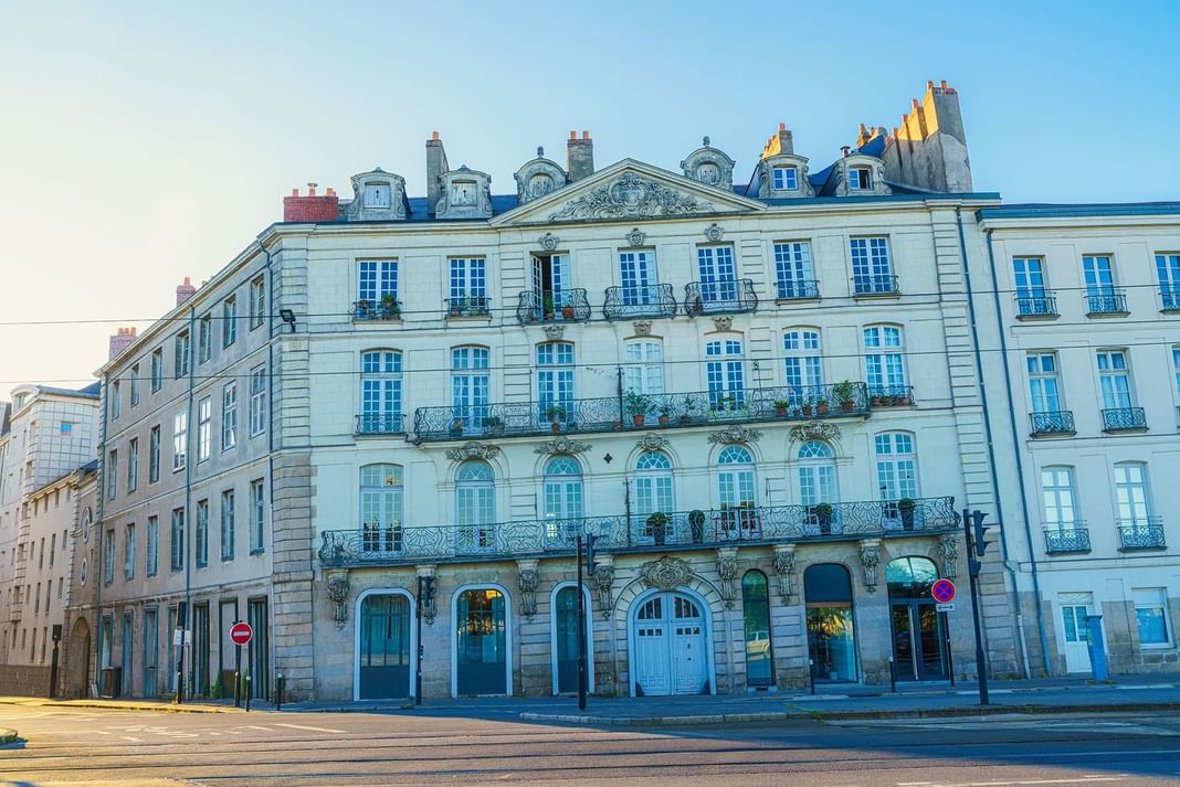 Exterior view & the front entrance of Hôtel Durbé