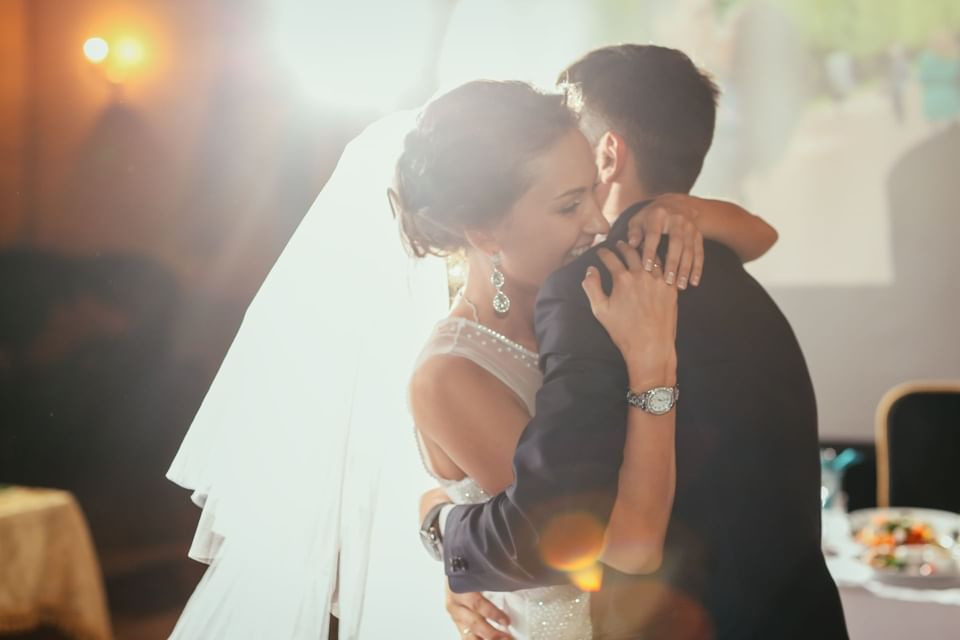 Newly wedded couple hugging each other at Gilman Hall