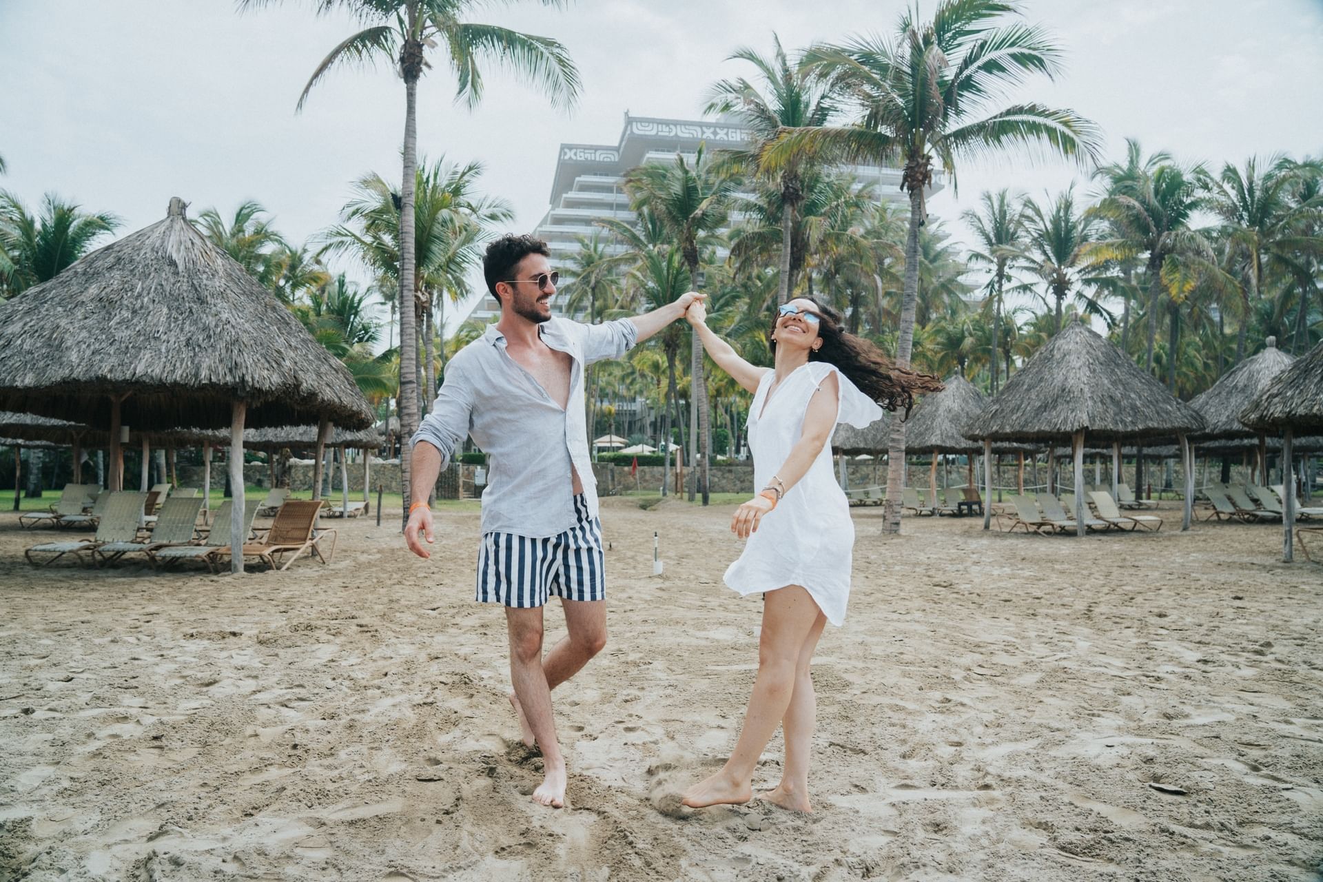 Una pareja descansa en la playa cerca de Mundo Imperial