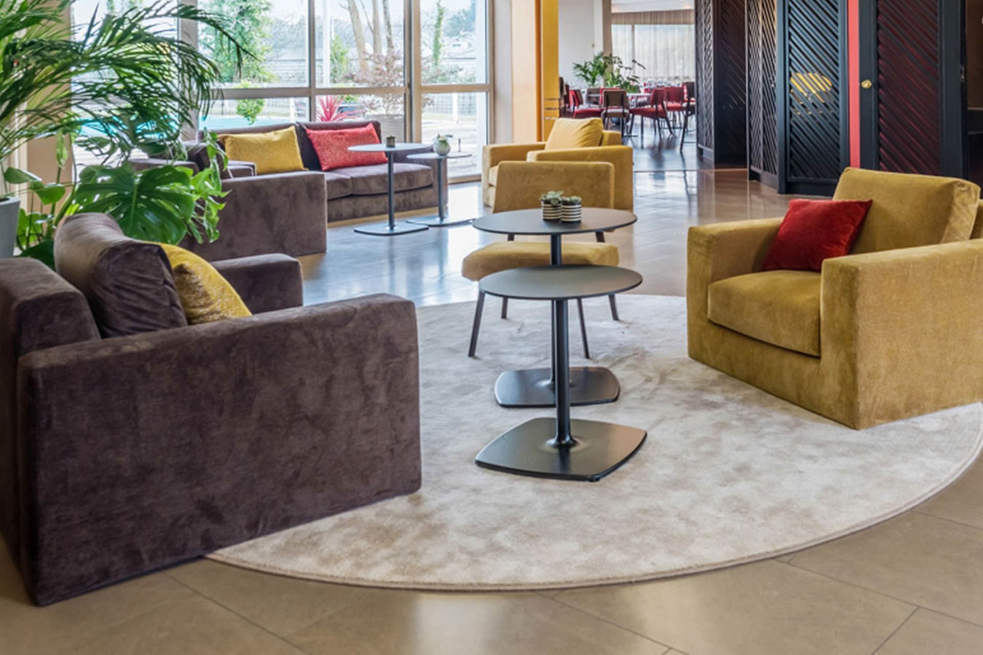 Espace salon dans le hall de l'hôtel à l'Oceania Quimper