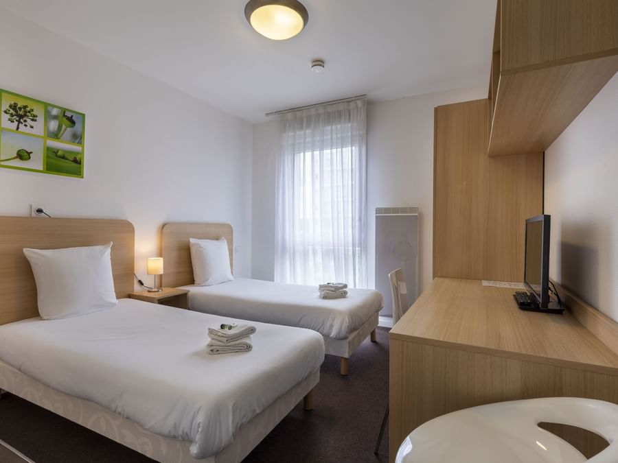 Twin Beds in a room at Kosy Appart'Hotels Troyes City & Park