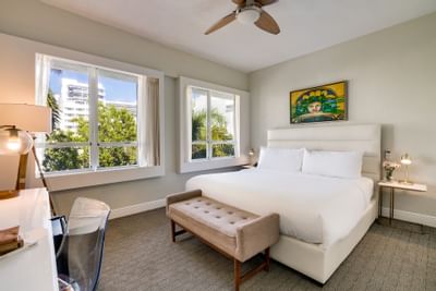 Cama con tapizado en la habitación King estándar accesible en Crest Hotel