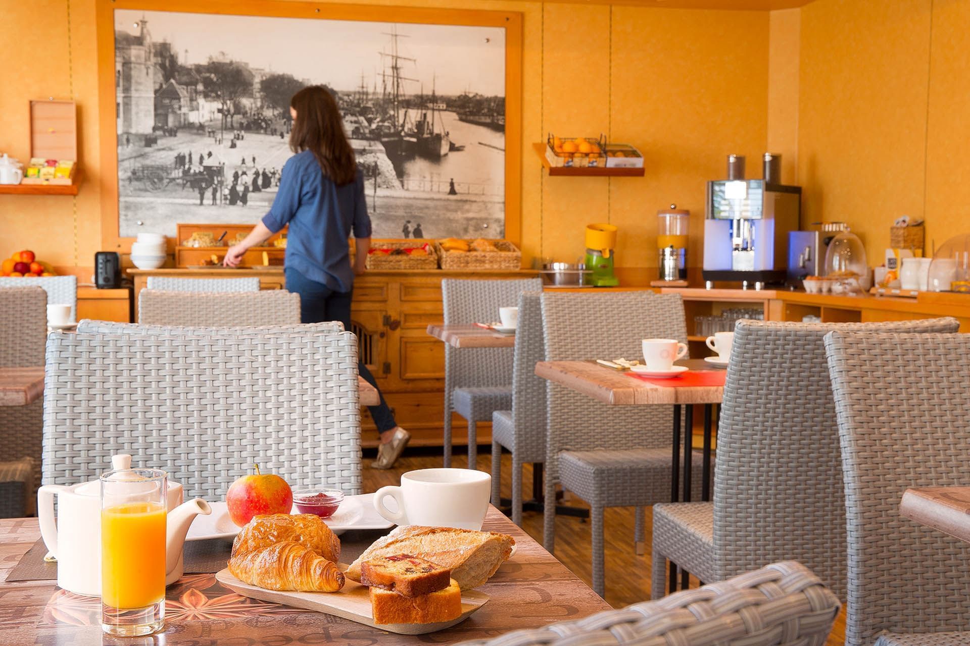 Dame au buffet du restaurant à l'Escale Oceania Lorient