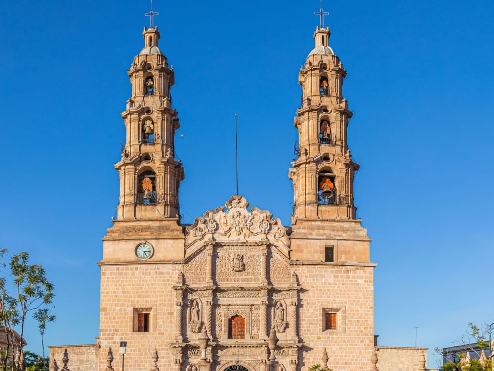 Vista frontal de Tepotzotlán cerca de Hoteles Fiesta Americana