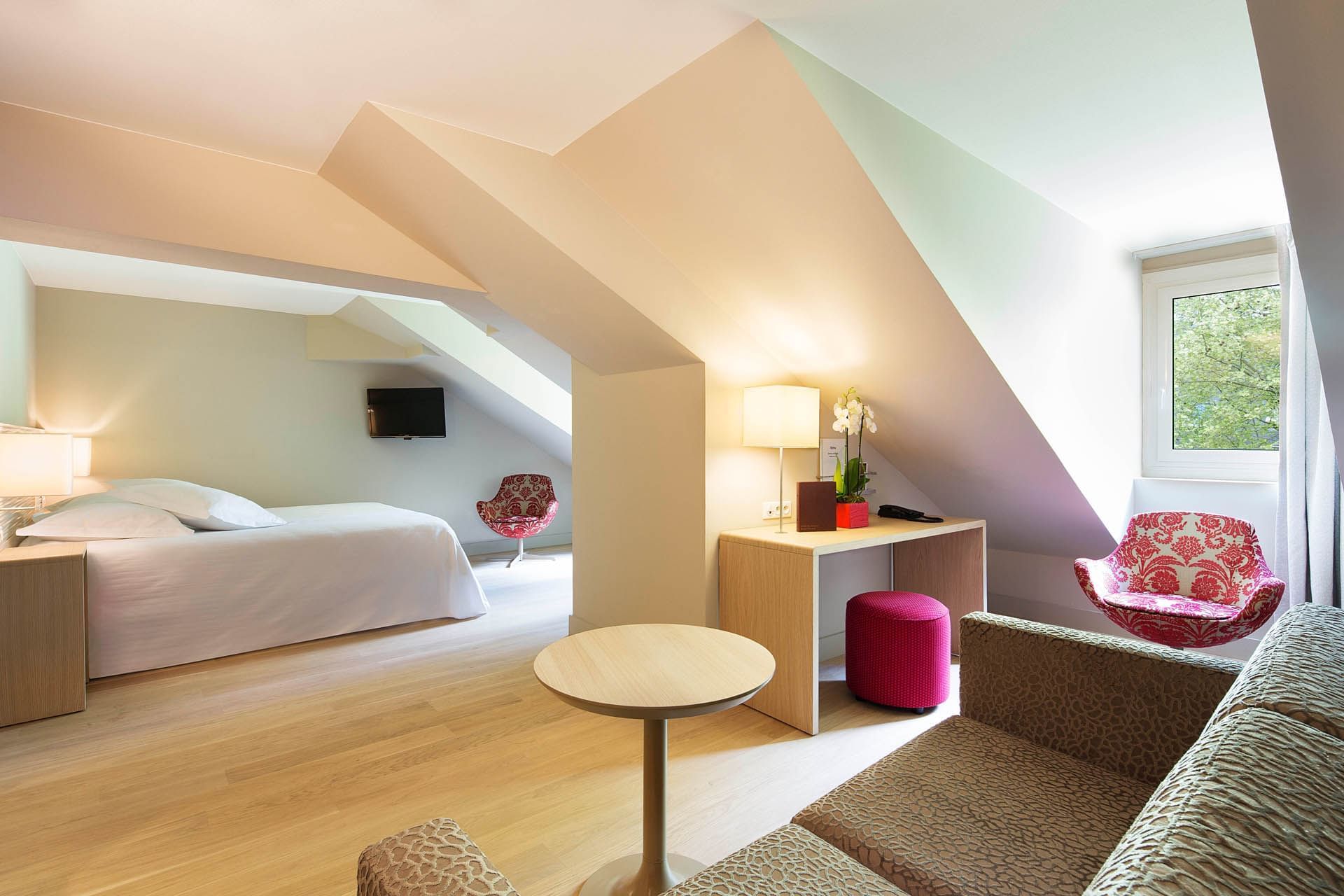 Coin salon dans la chambre 408 à l'Oceania L'Univers Tours