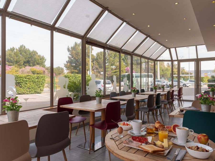 Dining area with an outside view at Hotel mariseille airport