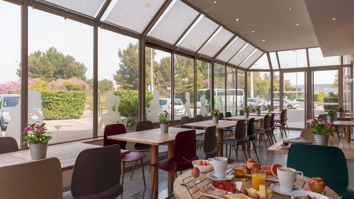 Dining area with an outside view at Hotel mariseille airport