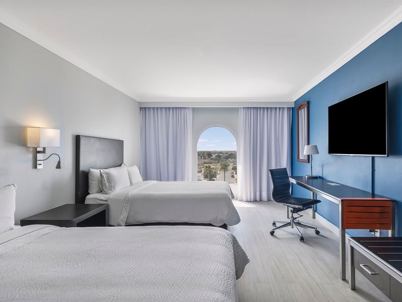 Habitación Superior Moderna, 2 Dobles en Fiesta Inn Express Nuevo Laredo con ventana arqueada y vista a la ciudad