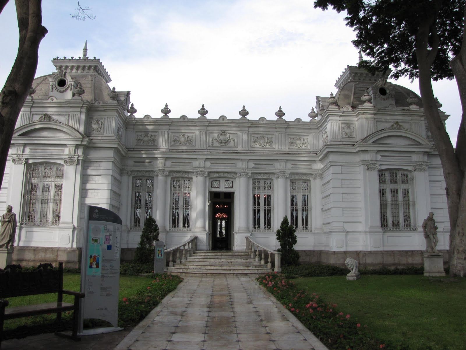 Entrada Museo Pedro de Osma cerca de Delfines Hotel