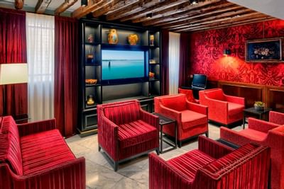 Interior of a spacious lounge area at Hotel Bisanzio 