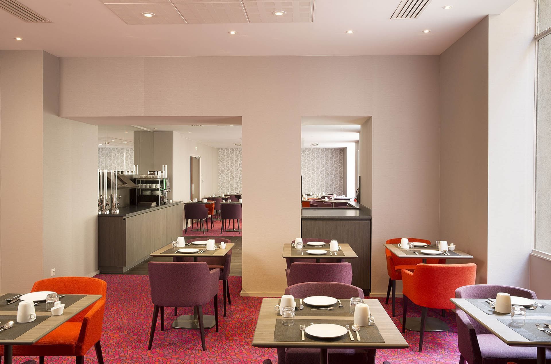 Tables à manger dans un restaurant à l'Oceania Hôtel de France Nantes